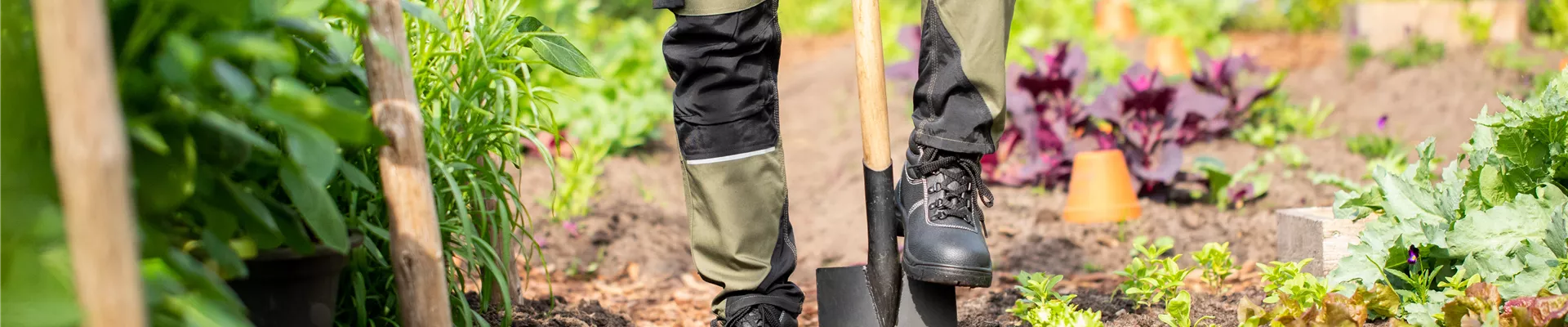 Gartengeräte - Arbeit mit Spaten Gartengeräte - Arbeit mit Spaten